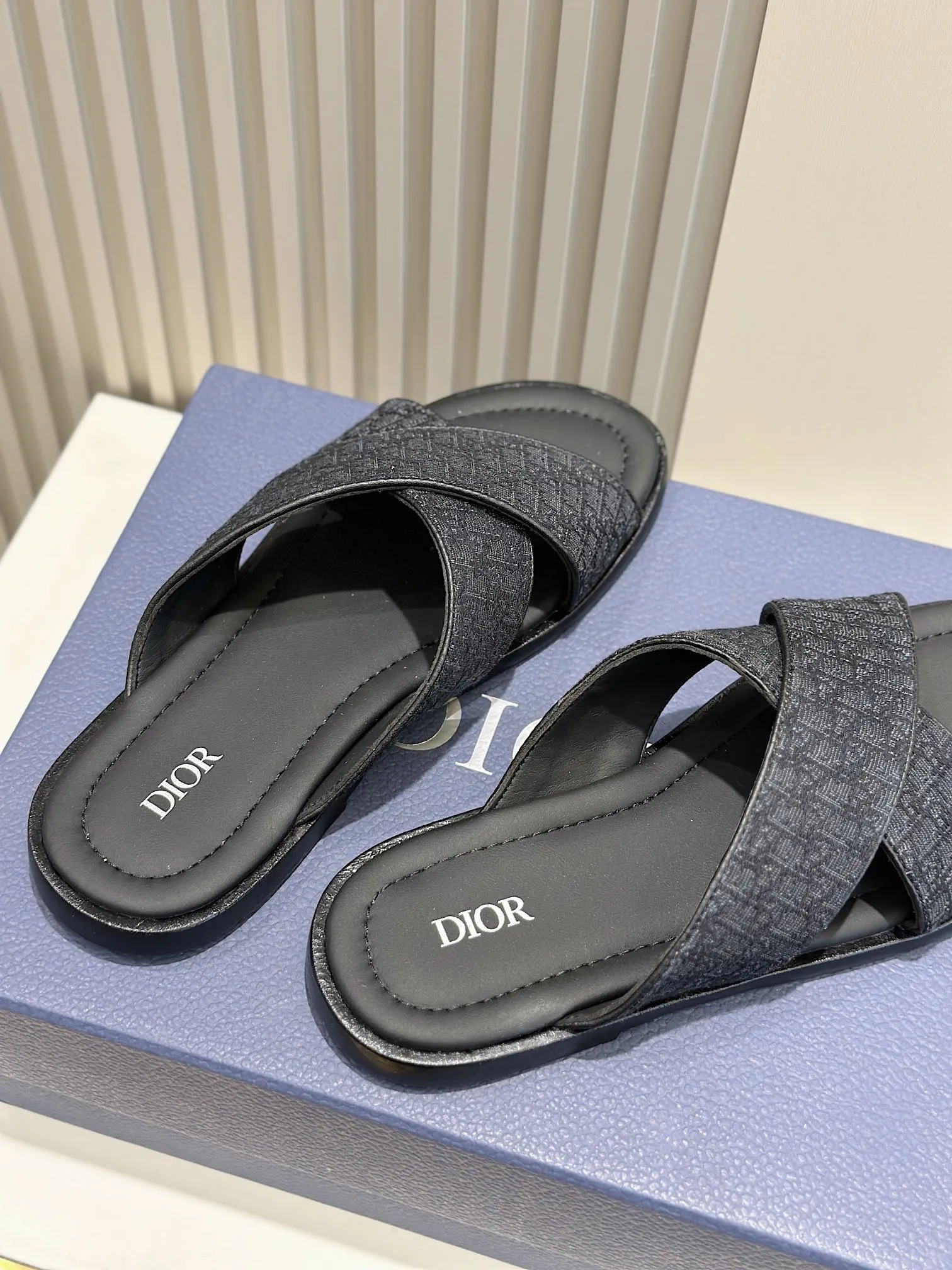 P320【DIOR】💰Size39-44 (38.45 custom-made) 2024ss Dior’s latest men’s slippers are a must-have. Dior Alias ​​Men's Genuine Leather Slippers This summer new Alias ​​sandal embodies a casual and elegant style. Carefully crafted from grained cow leather and Oblique printed fabric, with cowhide lining! Cross-strap design with metal-clad brass CD Diamond logo. The imported cowhide leather and rubber sole adds sophistication and comfort, while Oblique print-effect anti-slip panels add style.